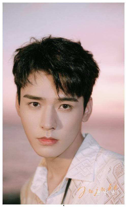 龔俊熱巴最新爆料圖片視頻,甜蜜互動引粉絲熱議！”  第1張