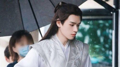 龔俊熱巴最新爆料圖片視頻,甜蜜互動引粉絲熱議！”  第2張