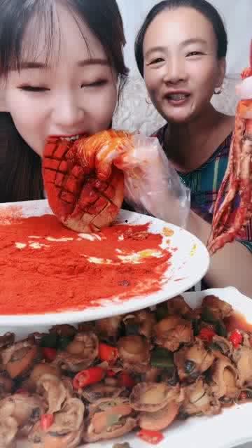 網(wǎng)紅小姐姐吃麻辣八瓜魚,辣味十足，網(wǎng)友直呼過癮！  第3張